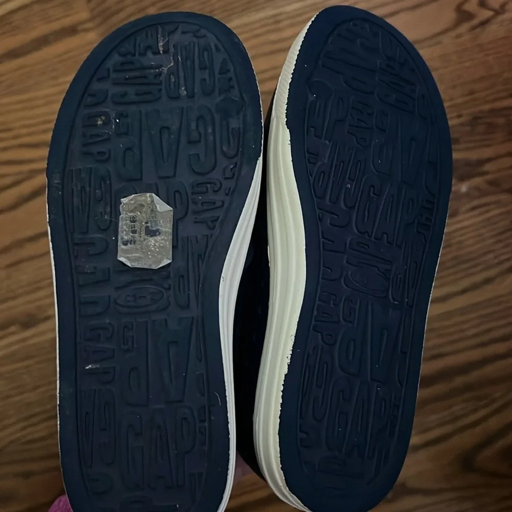 GAP boys navy and white water shoes size 1/2